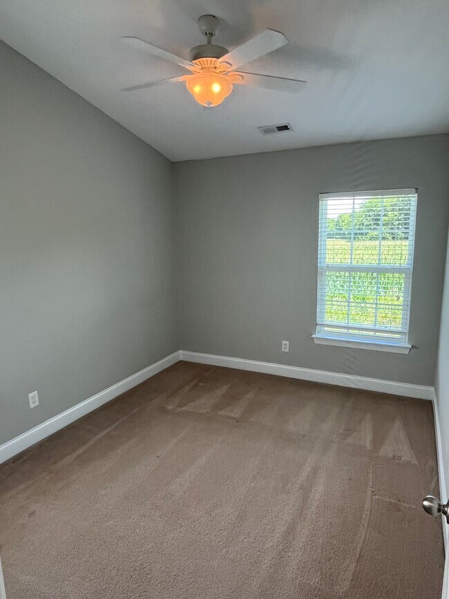 Building Photo - Rare 3 Bedroom townhome between Harrisburg...