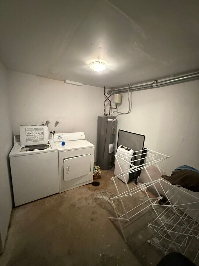 Building Photo - 3 Bedrooms!! 3 Baths!!