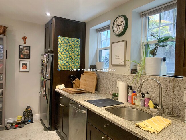 Building Photo - 33 Anderson St