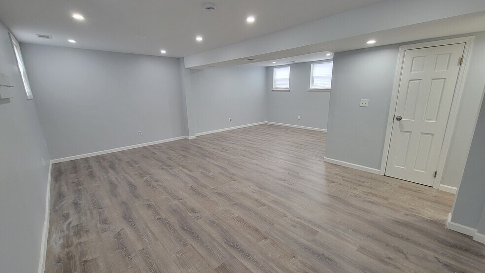 Building Photo - 15 Windsor Rd