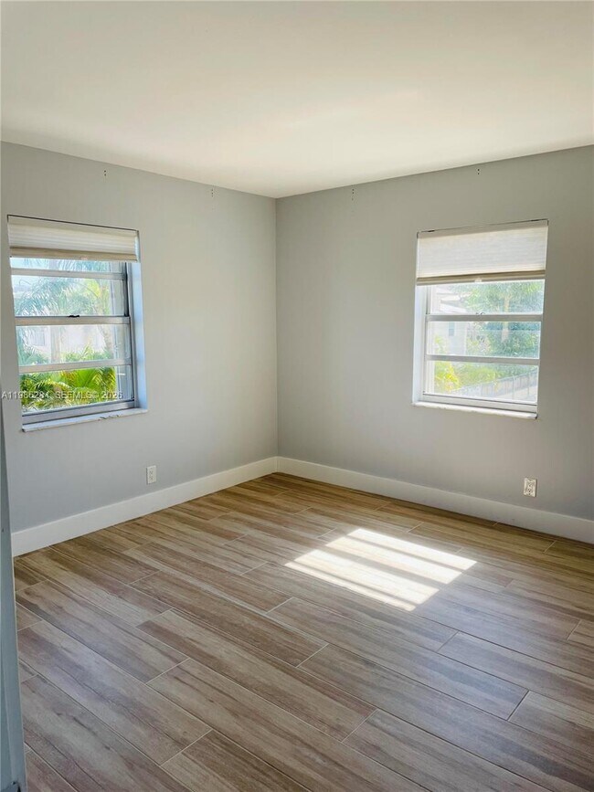 Building Photo - 900 NE 18th Ave