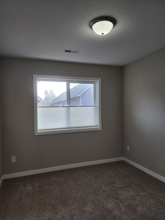 Building Photo - $1,000.00 OFF YOUR FIRST FULL MONTH'S RENT...