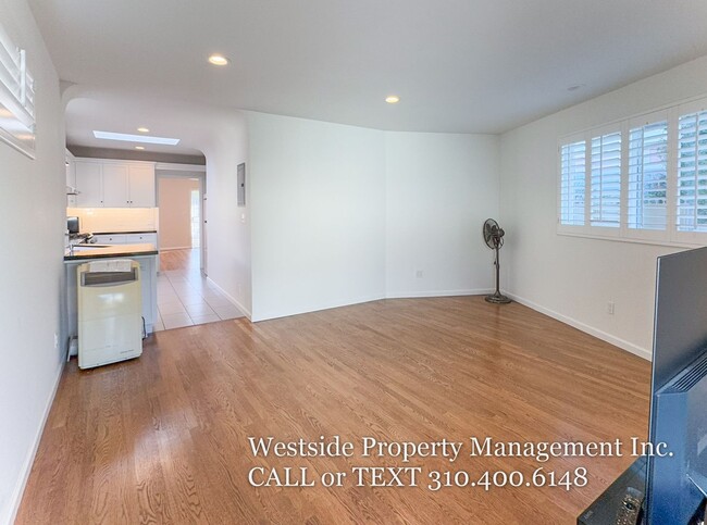 Building Photo - Charming Westside 2+2 Highly  Desirable Ma...