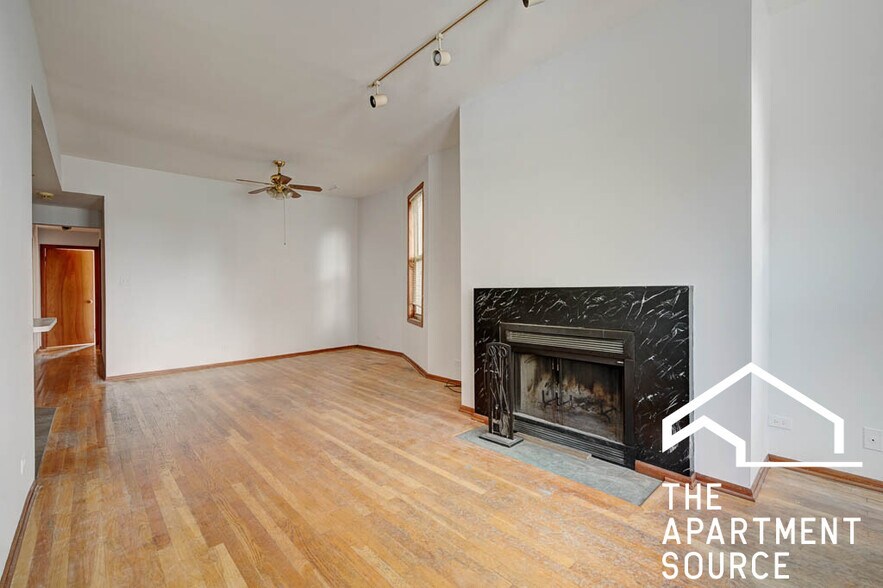 Building Photo - 2453 N Greenview Ave