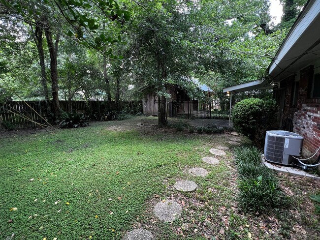 Building Photo - 3 Bedrooms, 1 Bathroom, Brick home , Carpo...