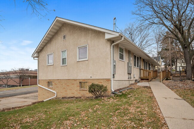 Building Photo - 248 Ruth St N