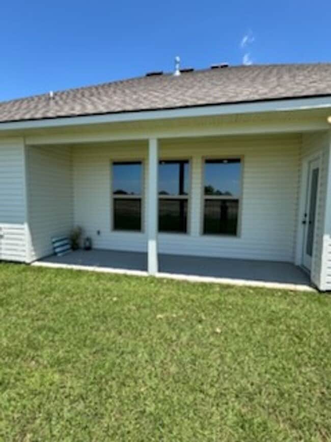 Building Photo - 4 Bed 2 Full baths