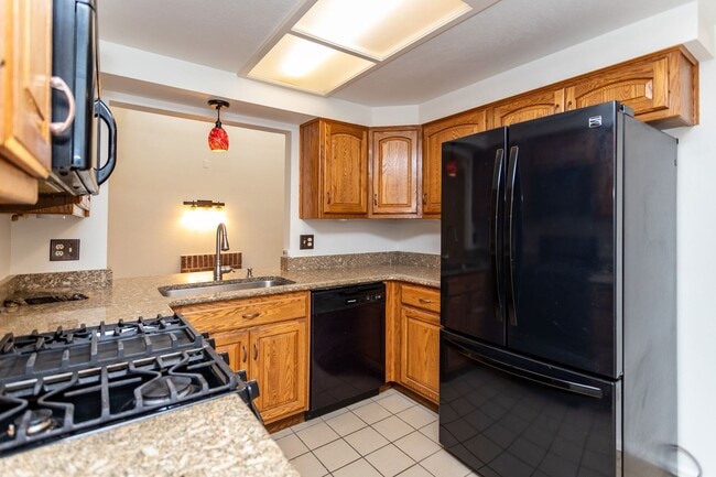 Building Photo - Beautifully Maintained Townhome with Fantastic Amenities