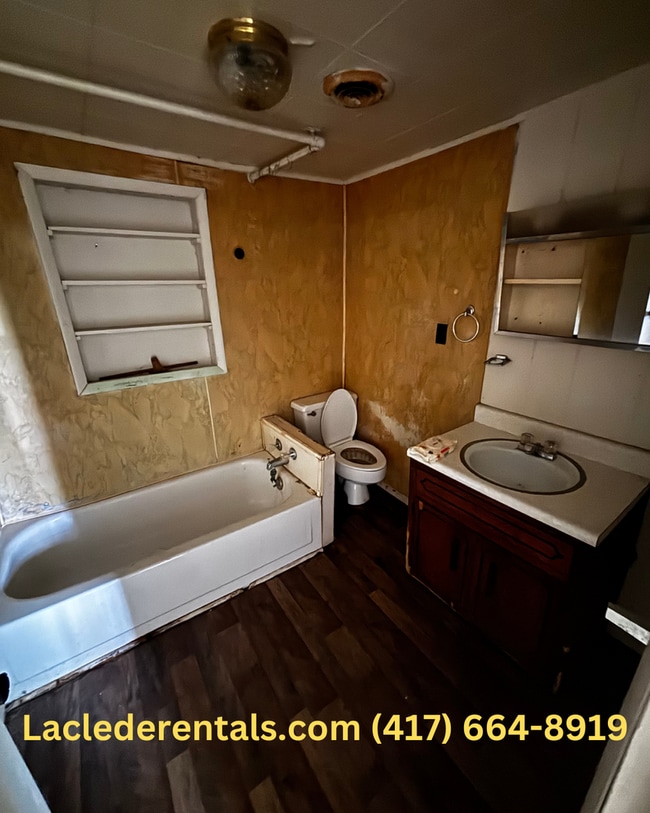 Building Photo - 3 bed 2 bath House