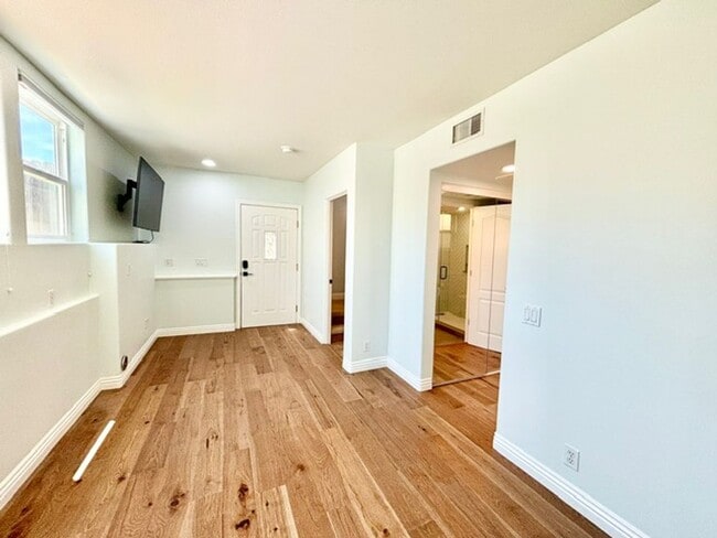 Building Photo - Hollywood Beach | Oxnard | 3 Bed + 3.5 Bat...