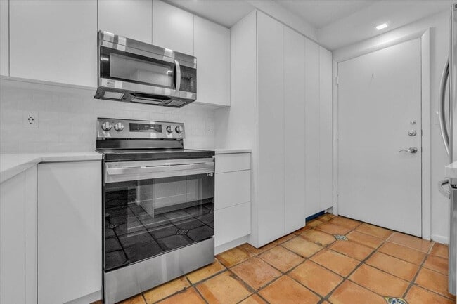 Building Photo - 6000 N Ocean Blvd