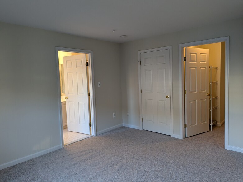 Building Photo - 2724 Manhattan Pl