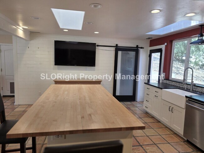 Building Photo - AVAILABLE NOW - 3 Bed/2.5 Bath Atascadero Home expansive property