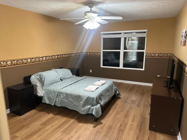 Building Photo - 4611 Court Yard Dr