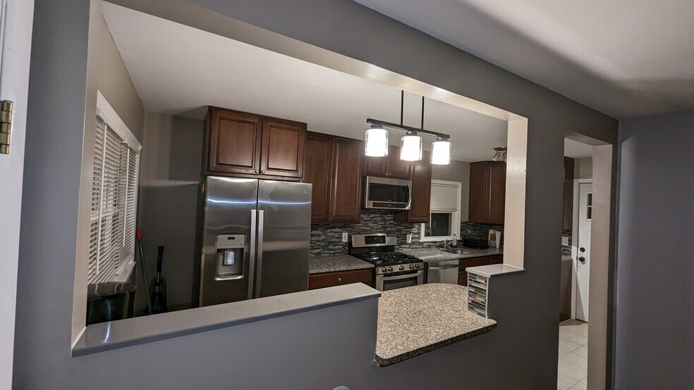 KITCHEN - 5112 Hollywood Rd