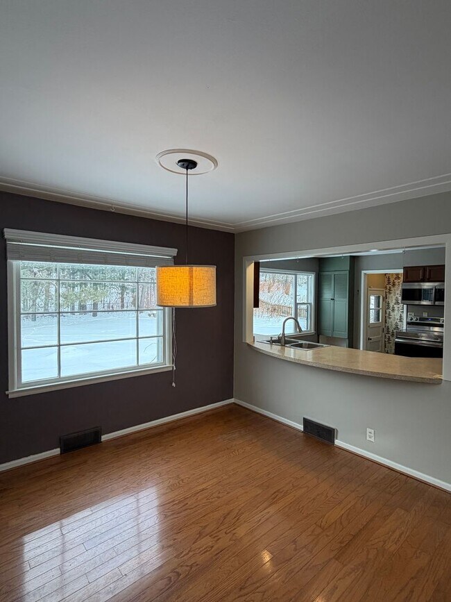 Building Photo - AVAILABLE NOW- 3 BED 2 BATH Home! Get 1/2 Off Your First Months Rent!