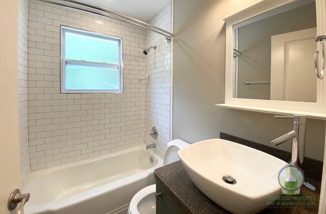 Building Photo - 403 Glenn Rd