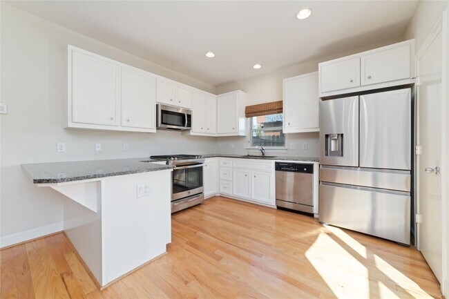 Building Photo - 826 E 40th St
