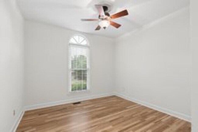 Building Photo - Beautiful Brentwood Home with Inground Pool on Quiet Cul-de-Sac
