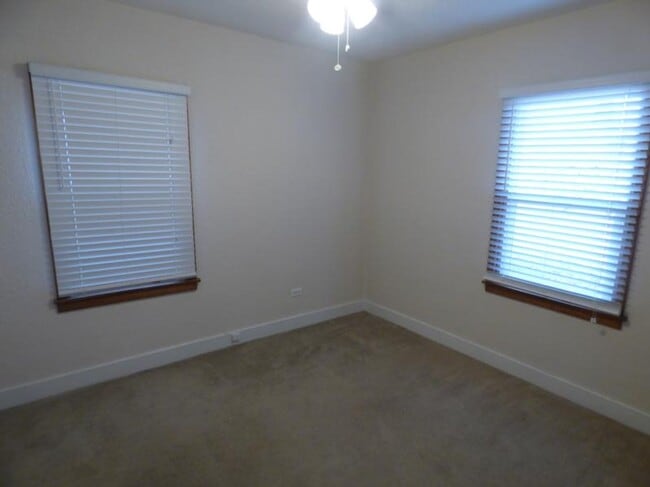 Building Photo - 2 Bedroom/1 Bath Cute House/Duplex
