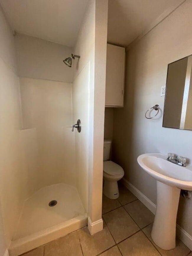 Building Photo - Unique 1 Bedroom House with Private yard