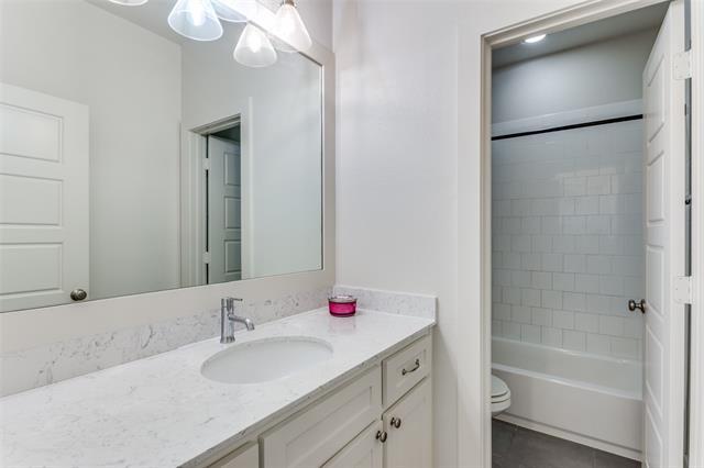 Building Photo - 402 Templeton Dr