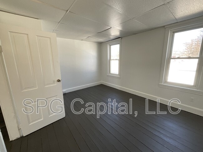 Building Photo - 360 S Pershing Ave