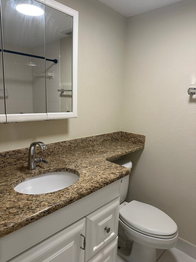 Building Photo - 4621 Bayshore Dr