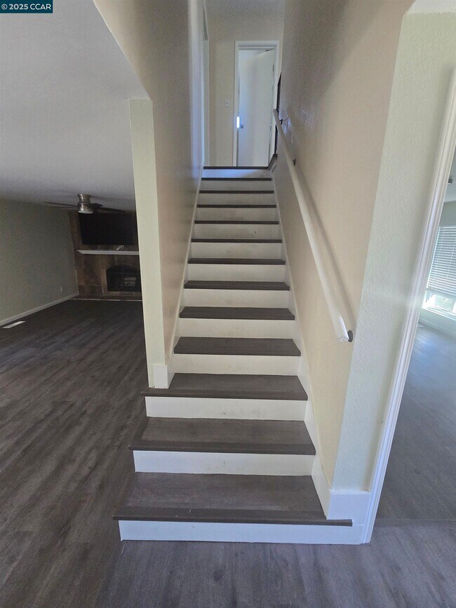 Building Photo - 1000 View Dr