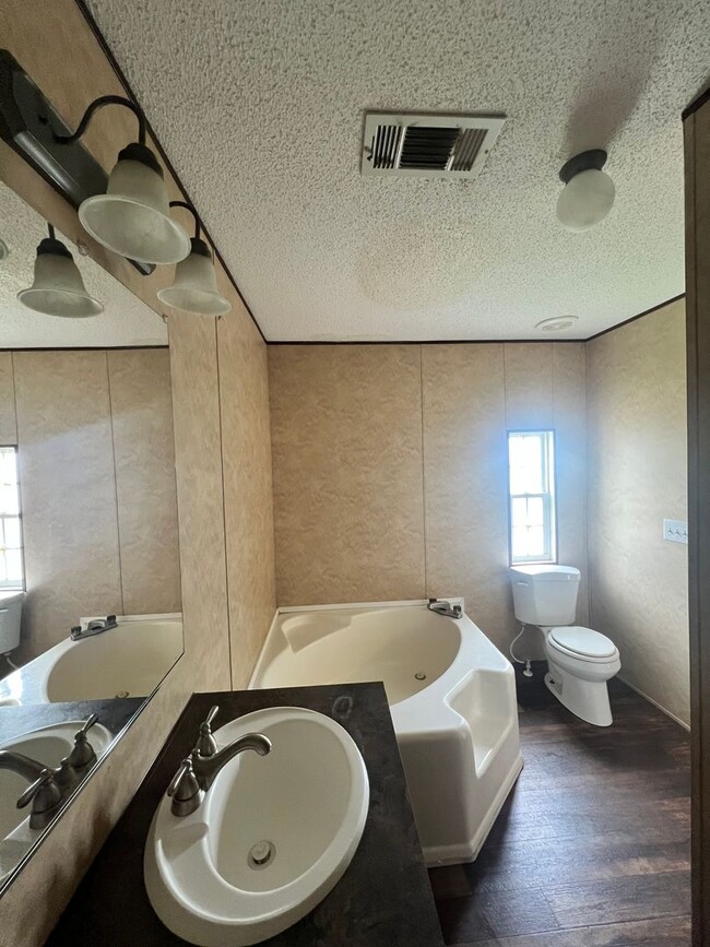 Building Photo - 3 Bedroom / 2 Bathroom Home – Utilities No...