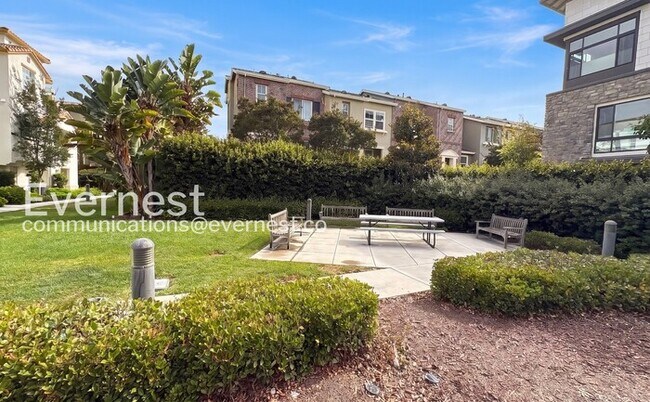 Building Photo - 3-Bed/3.5-Bath Townhome/ Available Now!