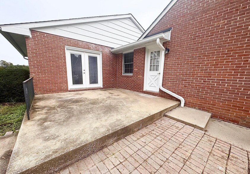 Building Photo - 2710 Academy Dr