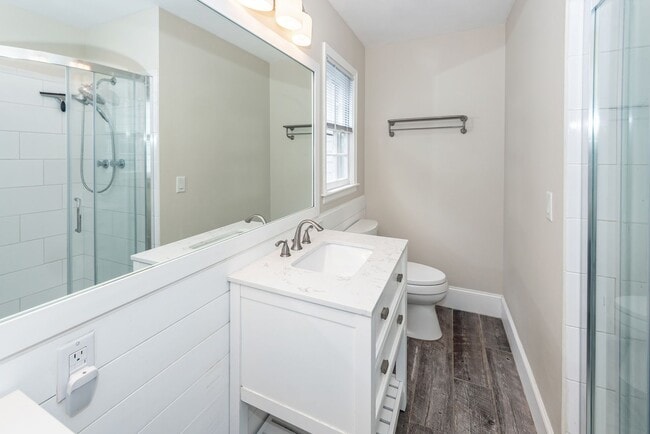 Building Photo - 6 Bedroom, 2.5 Bath House in Drayton on th...