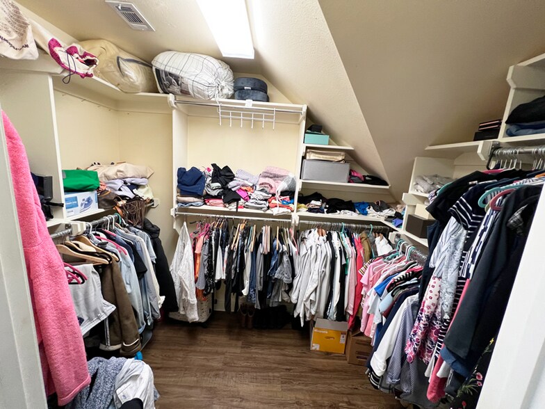 Building Photo - 3421 Normandy Ave