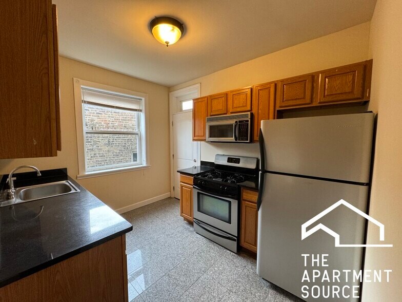 Primary Photo - 2440 N Hamlin Ave
