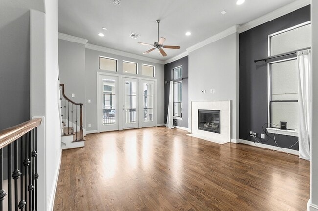 Building Photo - 634 Nagle St