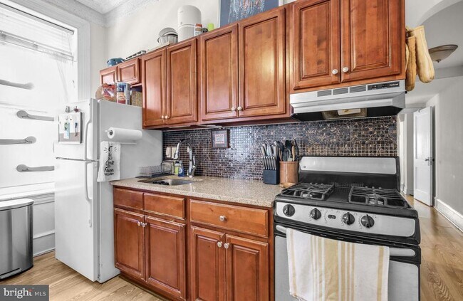 Building Photo - 3017 W Girard Ave