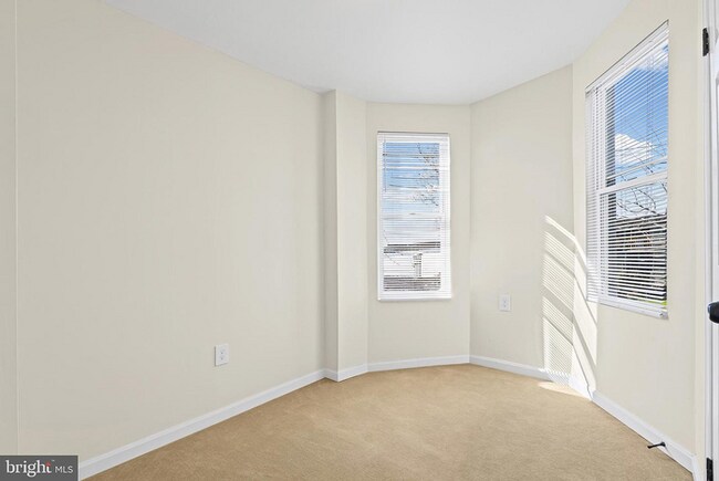 Building Photo - 4 Bedrooms 3 Bathrooms