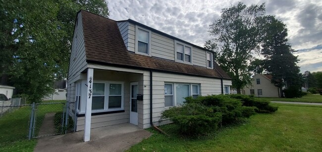 Primary Photo - Oak Lawn Home