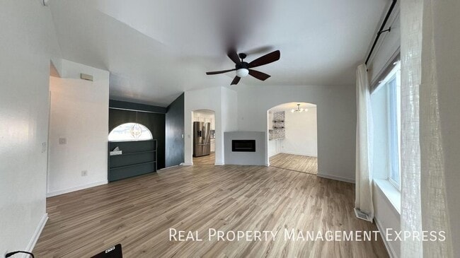 Building Photo - Spacious 4BR, 2BA Gem with Fireplace and O...