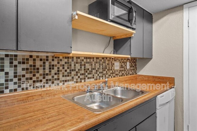 Building Photo - 2600 Penny Ln