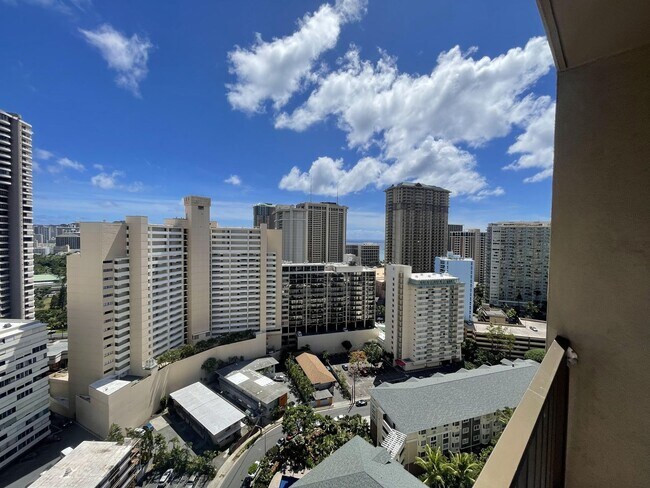 Building Photo - Waikiki, Pet Friendly. Central AC