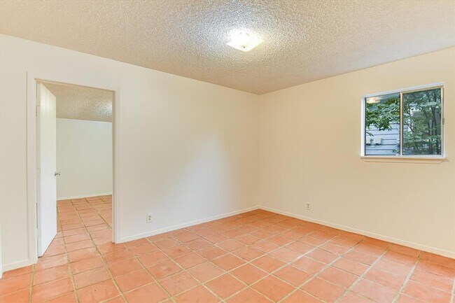 Building Photo - 100 E Lisa Dr