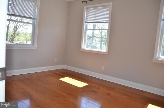 Building Photo - 713 Miller St