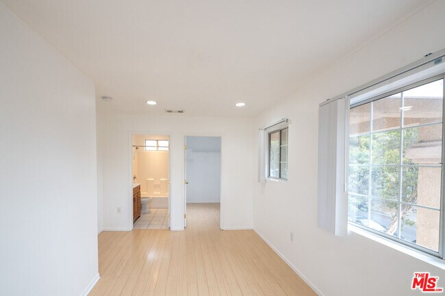 Building Photo - 339 Newland St