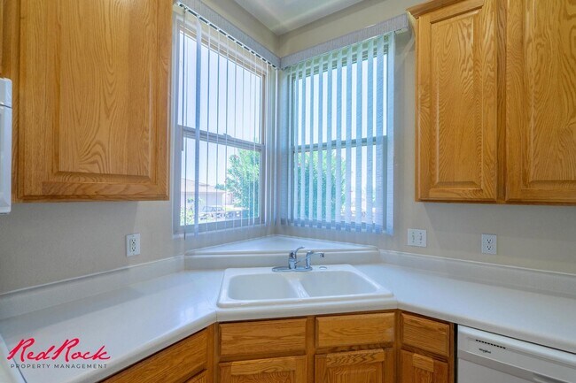 Building Photo - Comfortable 3-bedroom Home. Small Dog Frie...