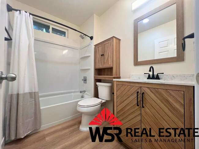 Building Photo - Newly Renovated Rental!