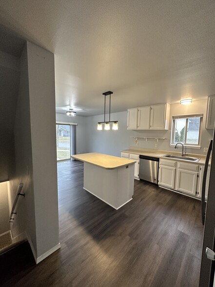 Kitchen view from garage door - 1505 Glacier Hill Dr