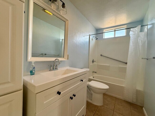 Building Photo - Charming home close to downtown!