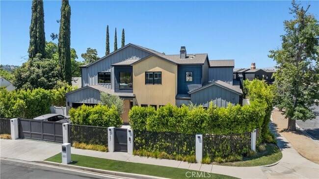 Building Photo - 17631 Tarzana St